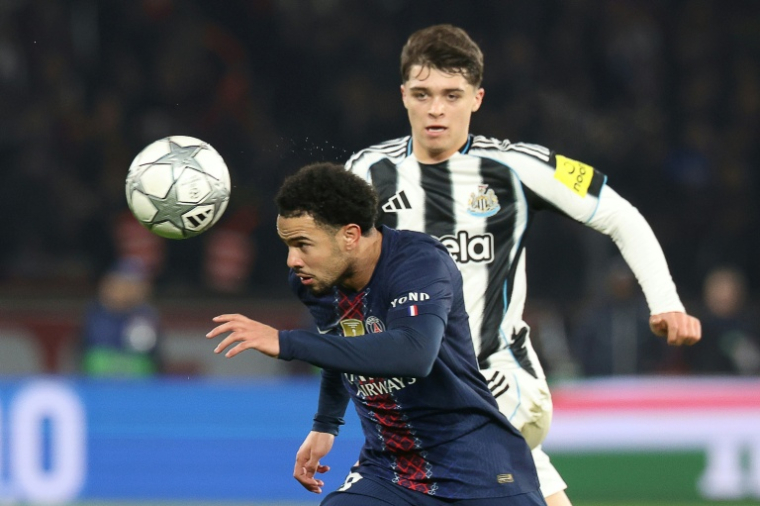 Le milieu du Paris SG Warren Zaïre-Emery au duel avec le joueur de Newcastle Lewis Miley, durant le match des Ligue des champions entre les deux équipes, le 28 janvier 2026 à Paris ( AFP / ALAIN JOCARD )