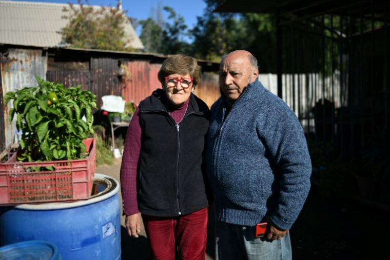 Patricio Velasquez et sa femme, Mercedes Vallés, à Tiltil, au Chili, le 8 mai 2026 ( AFP / Rodrigo ARANGUA )