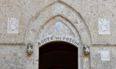Vue de l'entrée du siège social de Monte dei Paschi di Siena (MPS)