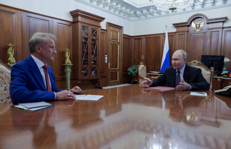 German Gref et Vladimir Poutine à Moscou, en Russie, le 24 septembre 2024. ( POOL / ALEXANDER KAZAKOV )