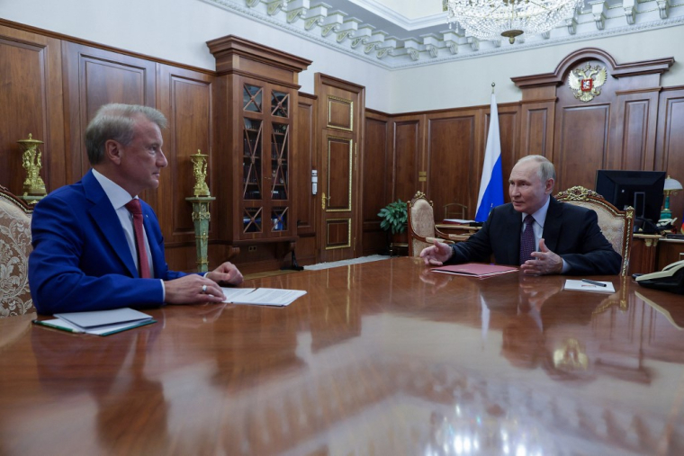 German Gref et Vladimir Poutine à Moscou, en Russie, le 24 septembre 2024. ( POOL / ALEXANDER KAZAKOV )