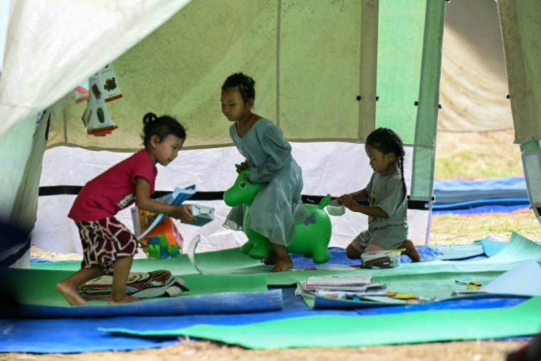 Des enfants, séparés de leurs parents par les crues, jouent dans un centre d’apprentissage temporaire géré par l’organisation caritative Save the Children, dans le district de Nuwakot au Népal, le 11 septembre 2026 ( AFP / Prakash MATHEMA )