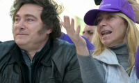 Le président argentin Javier Milei et sa sœur Karina Milei, le 27 août 2025, lors d'un rassemblement de campagne électorale à Lomas de Zamora, près de Buenos Aires, où ils ont été la cible de projectiles ( AFP / JUAN MABROMATA )