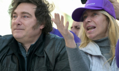 Le président argentin Javier Milei et sa sœur Karina Milei, le 27 août 2025, lors d'un rassemblement de campagne électorale à Lomas de Zamora, près de Buenos Aires, où ils ont été la cible de projectiles ( AFP / JUAN MABROMATA )