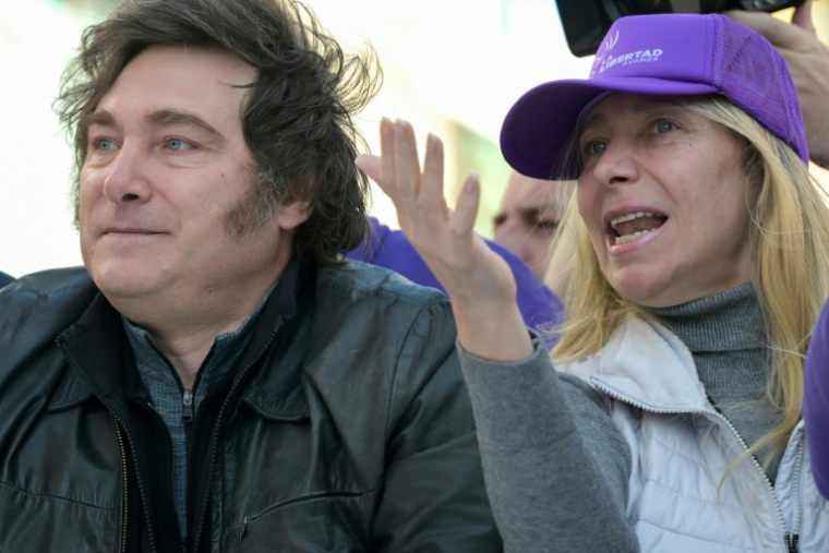 Le président argentin Javier Milei et sa sœur Karina Milei, le 27 août 2025, lors d'un rassemblement de campagne électorale à Lomas de Zamora, près de Buenos Aires, où ils ont été la cible de projectiles ( AFP / JUAN MABROMATA )