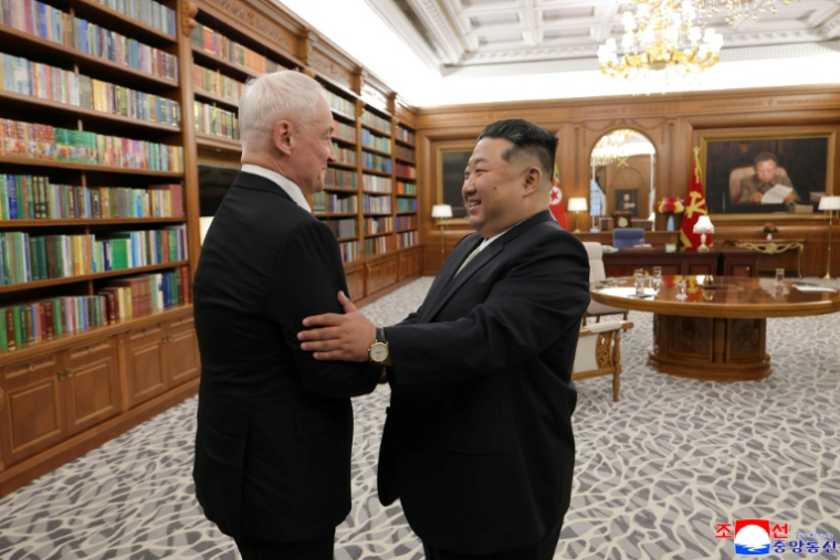 Photo prise le 26 avril 2026 et diffusée le 27 avril 2026 par l'agence de presse officielle nord-coréenne KCNA, montrant le dirigeant nord-coréen Kim Jong Un (d) et le ministre russe de la Défense Andreï Belooussov au siège du Comité central du Parti des travailleurs de Corée à Pyongyang ( KCNA VIA KNS / STR )