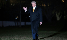 Le président américain Donald Trump salue les journalistes à son arrivée à la Maison Blanche à Washington, le 4 janvier 2026 ( AFP / ANDREW CABALLERO-REYNOLDS )