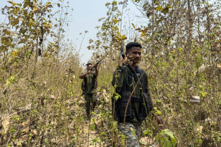Des paramilitaires, membres des Gardes de la réserve de district (DRG) en patrouille lors d'un entraînement à Dantewada, dans le district de Bastar de l'Etat de Chhattisgahr, le 16 mars 2025 dans le centre de l'Inde ( AFP / Jalees ANDRABI )