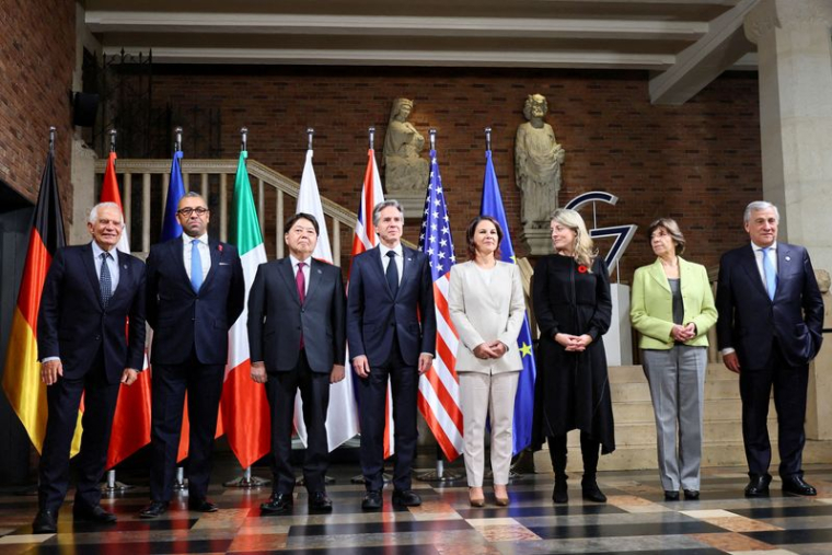 Des responsables posent pour une photo lors de la conférence des ministres des Affaires étrangères du G7 à Münster, en Allemagne