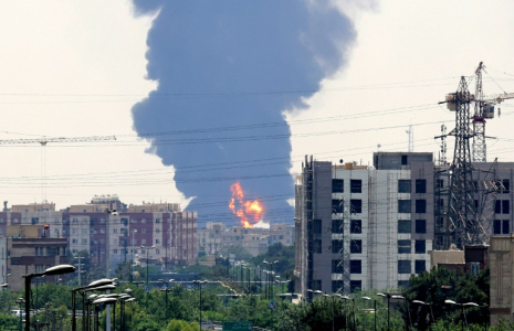 Un panache de fumée épaisse et de feu s'élève d'un dépôt de carburant touché par une frappe israélienne à Téhéran, le 15 juin 2025 ( AFP / ATTA KENARE )