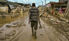 Un homme marche dans une rue couverte de boue après une crue soudaine qui a frappé la région d'Aceh Tamiang, dans la province d'Aceh, sur l'île indonésienne de Sumatra, le 6 décembre 2025 ( AFP / YT HARIONO )