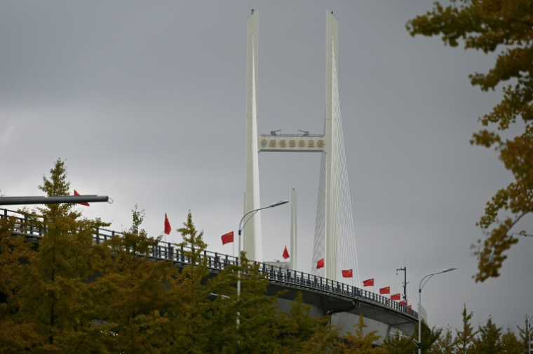 Vue générale du nouveau pont transfrontalier reliant la Chine et la Corée du Nord à Dandong, dans la province du Liaoning, le 15 octobre 2026 ( AFP / Michael ZHANG )