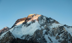 Cette photo prise en juillet 2023 montre le Broad Peak, où une avalanche meurtrière s'est produite ( AFP / Joe STENSON )