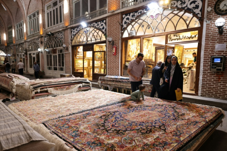 Des tapis persans exposés au marché de Tabriz, dans le nord-ouest de l'Iran, le 17 septembre 2025 ( AFP / ATTA KENARE )