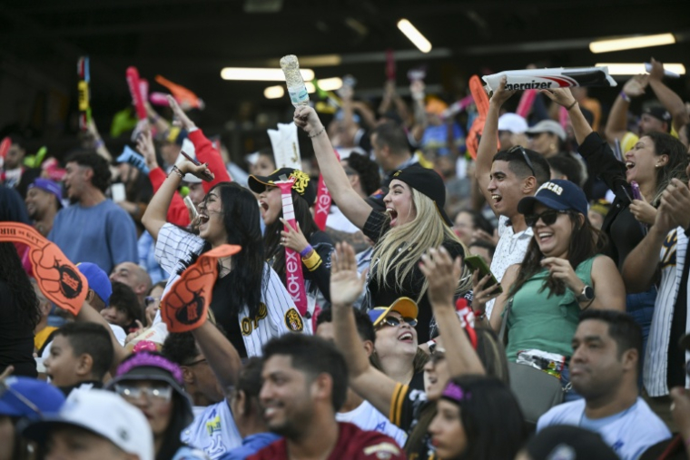 Des supporters assistent au match de baseball entre les Navegantes del Magallanes et les Leones del Caracas au stade Monumental Simon Bolivar, à Caracas, le 21 décembre 2025 au Venezuela ( AFP / Federico PARRA )
