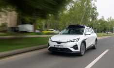 Un véhicule taxi autonome de l'entreprise Verne dans une de Zagreb, le 5 mai 2026 en Croatie ( AFP / MARKO PERKOV )