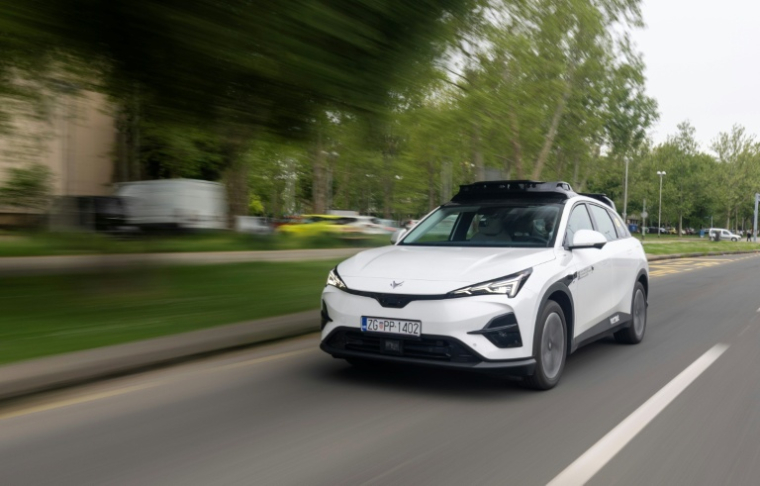 Un véhicule taxi autonome de l'entreprise Verne dans une de Zagreb, le 5 mai 2026 en Croatie ( AFP / MARKO PERKOV )