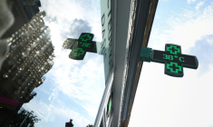 Une pharmacie du centre de Paris indique 38°C le 18 juin 2026 ( AFP / SIMON WOHLFAHRT )