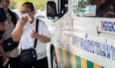 Arrivée à l'hôpital de victimes d'une fusillade dans un lycée, près de Bangkok, le 7 août 2026 ( AFP / Chanakarn LAOSARAKHAM )