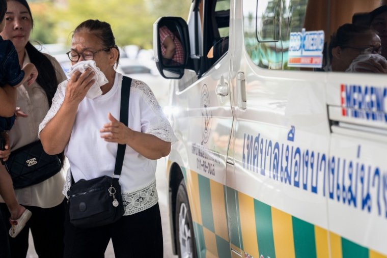Arrivée à l'hôpital de victimes d'une fusillade dans un lycée, près de Bangkok, le 7 août 2026 ( AFP / Chanakarn LAOSARAKHAM )
