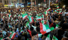 Des habitants de Somaliland agitent des drapeaux après la reconnaissance par Israël de cette république autoproclamée comme un "Etat souverain", le 26 décembre 2025 à Hargeisa ( AFP / Farhan Aleli )
