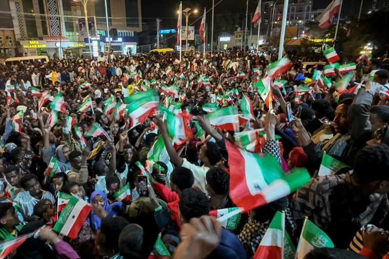 Des habitants de Somaliland agitent des drapeaux après la reconnaissance par Israël de cette république autoproclamée comme un "Etat souverain", le 26 décembre 2025 à Hargeisa ( AFP / Farhan Aleli )