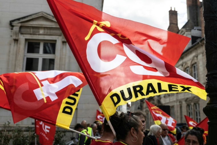 Des salariés de Duralex et des syndicalistes CGT devant le tribunal de commerce d'Orléans, le 17 septembre 2026 ( AFP / Alain JOCARD )