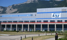 ( POOL / JEAN-PHILIPPE KSIAZEK )