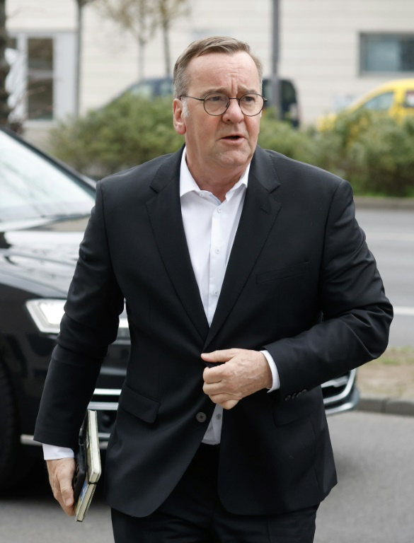 Le ministre de la Défense social-démocrate Boris Pistorius se rend aux négociations de coalition avec les conservateurs de la CDU/CSU, le 9 avril 2025 à Berlin ( AFP / Odd ANDERSEN )