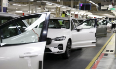 Le SUV électrique de taille moyenne EX60 de Volvo Cars dans son usine de production de Göteborg