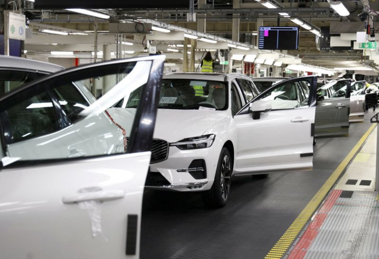 Le SUV électrique de taille moyenne EX60 de Volvo Cars dans son usine de production de Göteborg