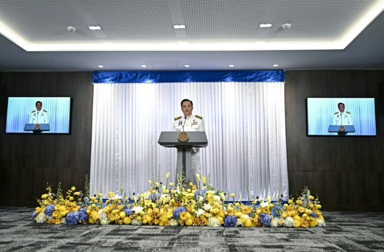 Le nouveau Premier ministre thaïlandais, Anutin Charnvirakul, salue les représentants des médias à son arrivée pour prononcer un discours après la cérémonie d'investiture royale, au siège du parti Bhumjaithai à Bangkok, le 7 septembre 2025. ( AFP / Lillian SUWANRUMPHA )