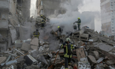 Des secouristes sur les lieux d'une frappe russe à Kiev, le 14 mai 2026  ( AFP / Roman PILIPEY )