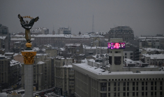 La place de l'Indépendance à Kiev, où un panneau affiche une température extérieure de -19°C, le 15 janvier 2026  ( AFP / Sergei GAPON )