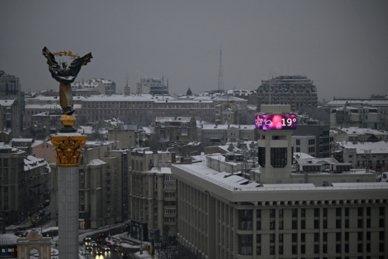 La place de l'Indépendance à Kiev, où un panneau affiche une température extérieure de -19°C, le 15 janvier 2026  ( AFP / Sergei GAPON )