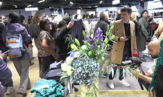 Les premiers clients entrent à la boutique Shein au BHV de Paris