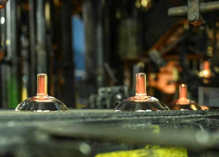 Des verres sur une chaîne de fabrication du verrier Arc, le 13 septembre 2022 à Arcques, dans le Pas-de-Calais ( AFP / DENIS CHARLET )