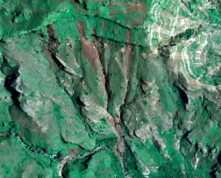 Image satellite de Maxar Technologies prise et diffusée le 3 septembre 2025 montrant de la boue et des débris après qu'un glissement de terrain a enseveli le village de Tarasin dans la région de Jebel Marra, au Soudan ( Satellite image ©2025 Maxar Technologies / - )