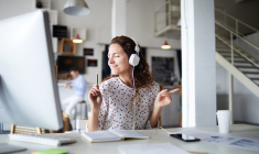 La relation entre le fait d'écouter de la musique et travailler est complexe, cela dépend par exemple du type de musique. (crédit: Adobe Stock)