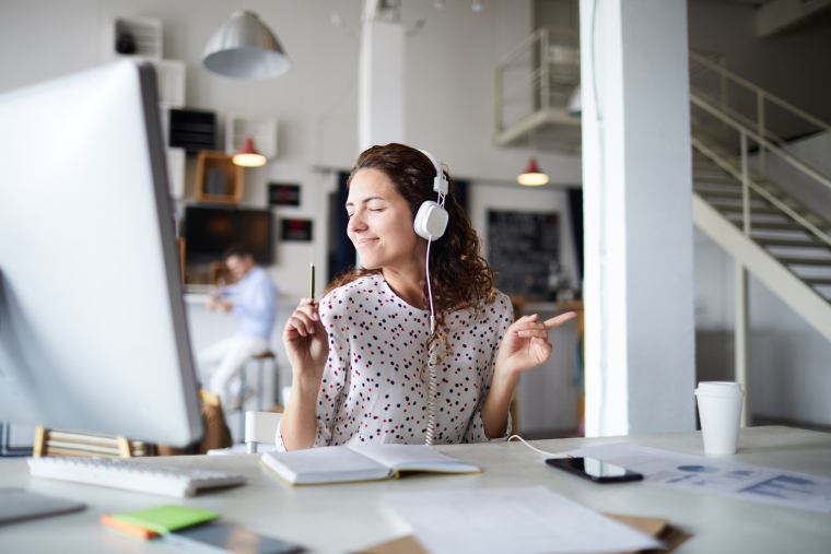 La relation entre le fait d'&eacute;couter de la musique et travailler est complexe, cela d&eacute;pend par exemple du type de musique. (cr&eacute;dit: Adobe Stock)