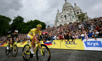 Tadej Pogacar, en maillot jaune, passe devant la basilique du Sacré-Cœur à Paris lors de la dernière étape du Tour de France le 27 juillet 2025 ( AFP / Loic VENANCE )