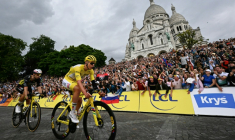Tadej Pogacar, en maillot jaune, passe devant la basilique du Sacré-Cœur à Paris lors de la dernière étape du Tour de France le 27 juillet 2025 ( AFP / Loic VENANCE )