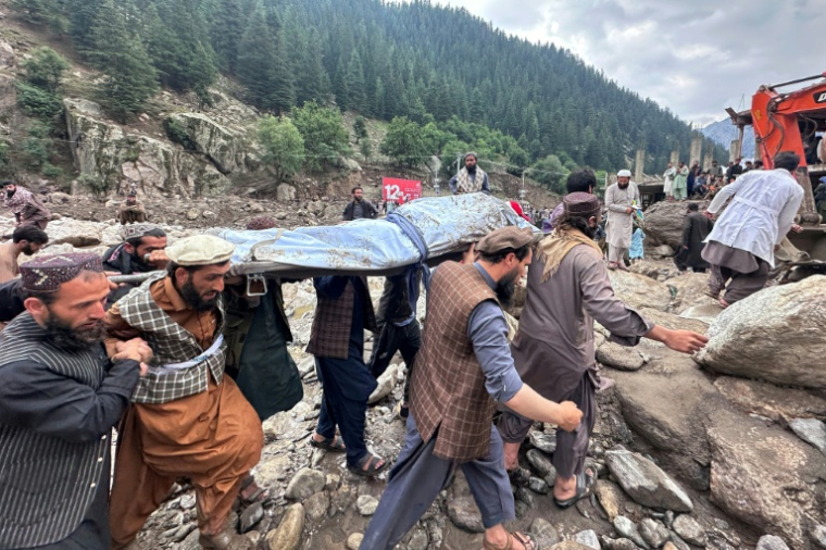 Des habitants portent le corps de Sayed Ahmad Arhabi, maire de Parun, tué lors de crues soudaines, dans la province du Nouristan, le 21 juillet 2026 en Afghanistan ( AFP / - )