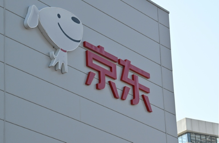 Le logo de JD.com, l'une des principales plateformes de vente en ligne chinoise, sur la façade d'un entrepôt de l'entreprise à Pékin, le 11 novembre 2025, lors de la "Fête des célibataires" ( AFP / Adek BERRY )