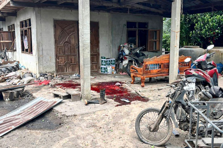 Photo diffusée le 24 juillet 2025 par l'armée thaïlandaise montrant une mare de sang devant une maison du district frontalier de Kap Choeng, attaquée selon Bangkok par des roquettes provenant du Cambodge, dans la province de Surin ( Armée thaïlandaise / HANDOUT )