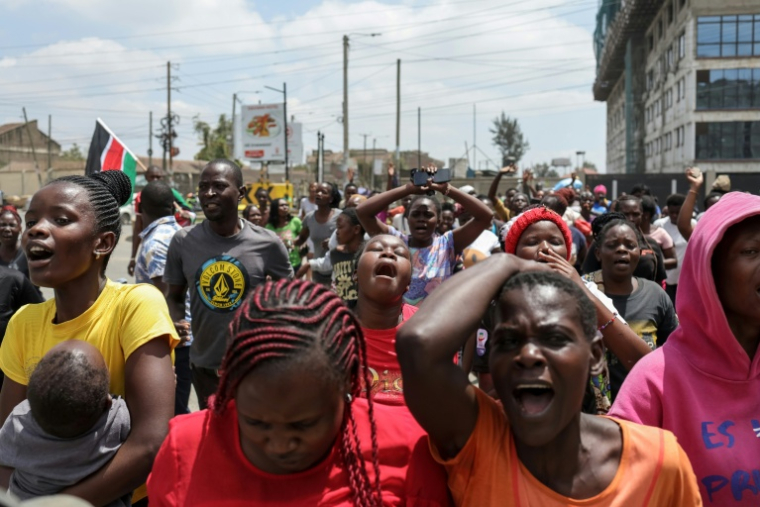 Des personnes en deuil rassemblées dans les rues du quartier de Jacaranda à Nairobi, le 15 octobre 2025, après le décès du leader de l'opposition kenyane Raila Odinga en Inde ( AFP / Tony Karumba )