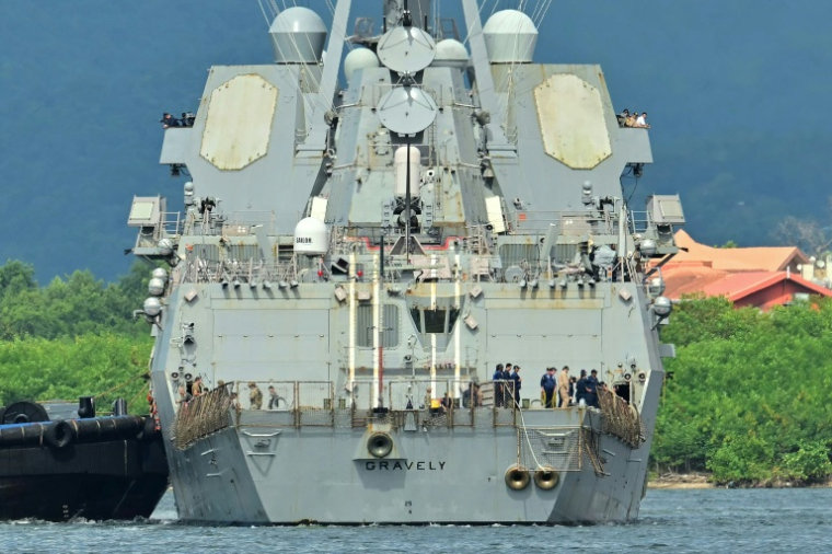 Le navire de guerre lance-missile américain USS Gravely arrive à Port d'Espagne, capitale de Trinité-et-Tobago, petit archipel situé à une dizaine de kilomètres du Venezuela, le 26 octobre 2025 ( AFP / Martin BERNETTI )