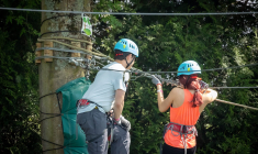 (Crédits photo : Adobe Stock - Deux adolescents évoluant dans les arbres dans un parc accrobranches)