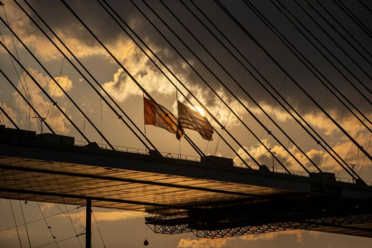 Une vue des drapeaux du Canada et des États-Unis