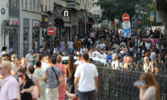Des gens se rassemblent pour la Fête de la musique, le 21 juin 2025 à Paris  ( AFP / ROMAIN PERROCHEAU )